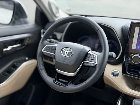 Used 2023 Toyota Highlander Limited image 14