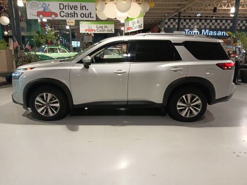 Used 2025 Nissan Pathfinder SL AWD/4WD image 13