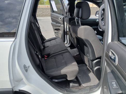 Used 2018 Jeep Grand Cherokee Laredo AWD/4WD image 22