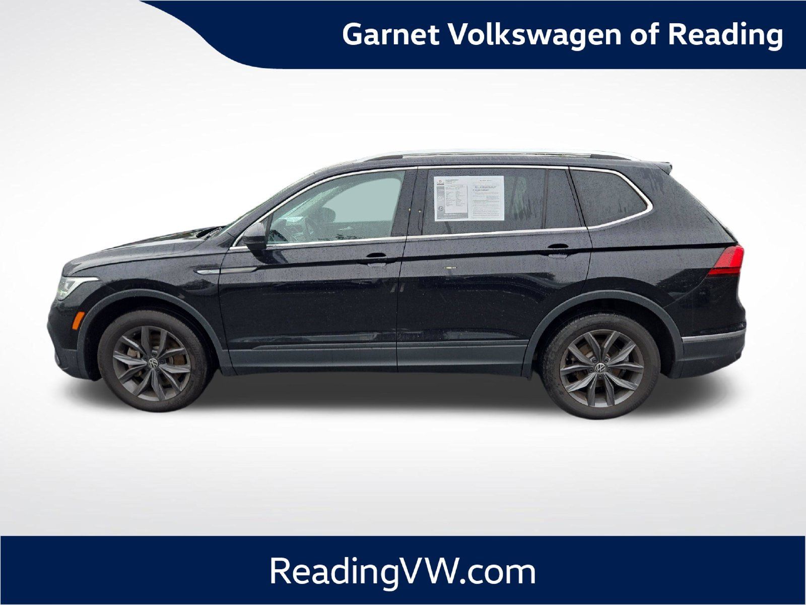Used 2023 Volkswagen Tiguan SE w/ Panoramic Sunroof Package FWD image 2