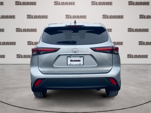 Used 2024 Toyota Highlander LE image 4