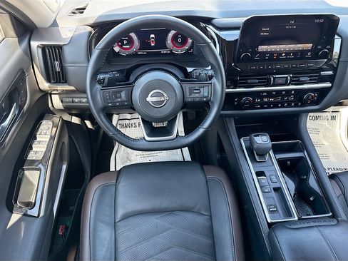 Used 2025 Nissan Pathfinder Platinum FWD image 17