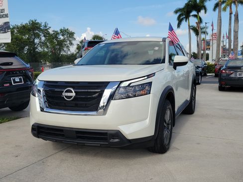 Used 2024 Nissan Pathfinder SV w/ Lighting Package (N92) FWD image 5