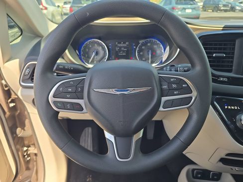 Used 2017 Chrysler Pacifica Touring FWD image 23