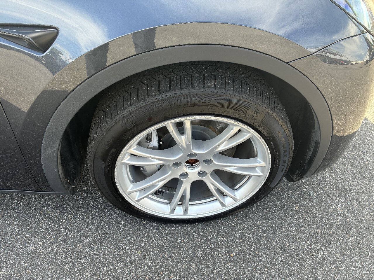 Used 2024 Tesla Model Y Long Range AWD/4WD image 21