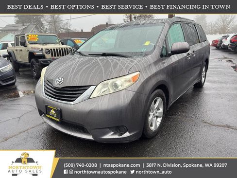 Used 2013 Toyota Sienna LE image 1