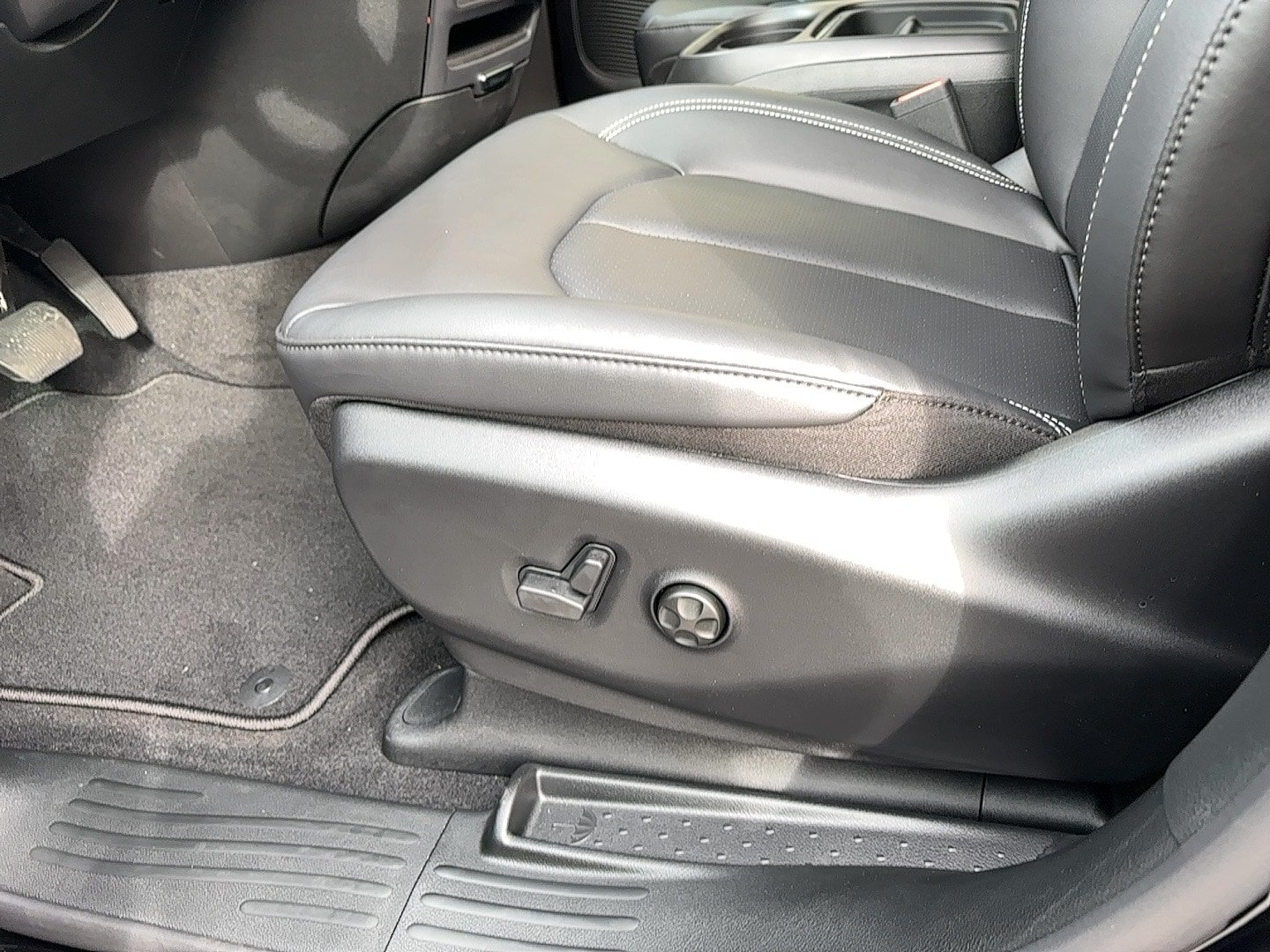 New 2027 Chrysler Pacifica Select AWD/4WD image 22