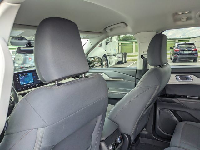 Used 2025 Ford Explorer Active RWD image 18