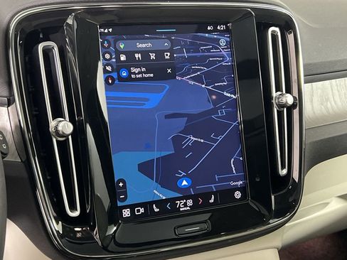 Used 2024 Volvo XC40 B5 Plus image 19