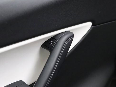 Used 2021 Tesla Model Y Long Range image 19