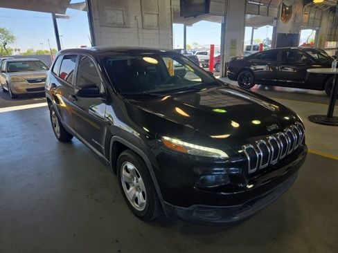 Used 2016 Jeep Cherokee Sport FWD image 6