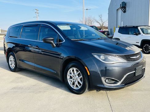 Used 2020 Chrysler Pacifica Touring w/ Cold Weather Group image 2