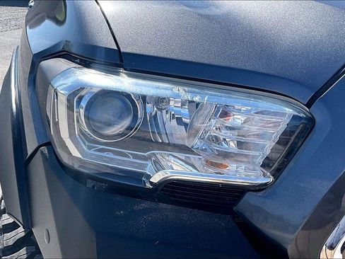 Used 2017 Toyota Tacoma TRD Off-Road image 30