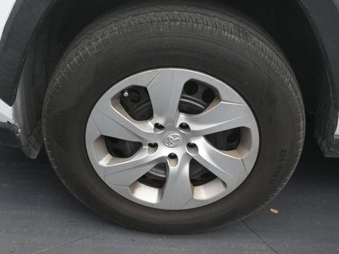 Used 2020 Toyota RAV4 LE FWD image 9
