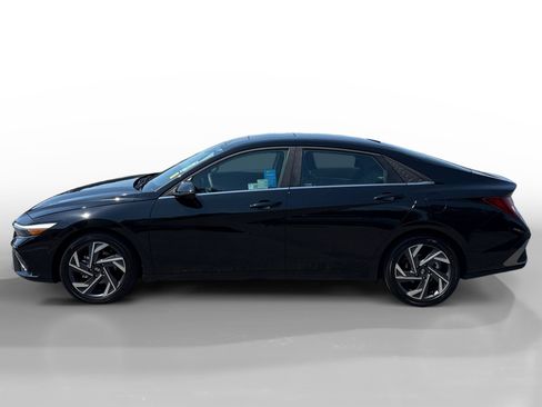 Certified 2025 Hyundai Elantra Limited FWD image 2