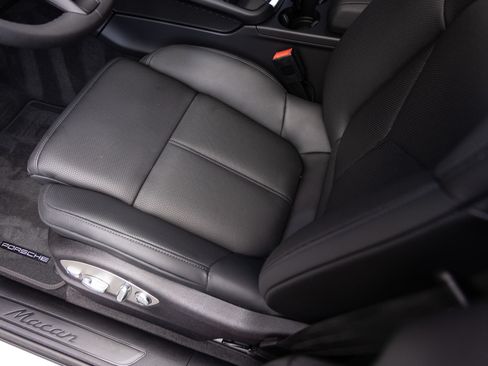 Certified 2026 Porsche Macan AWD/4WD image 22