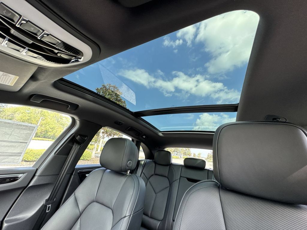 Certified 2026 Porsche Macan AWD/4WD image 18