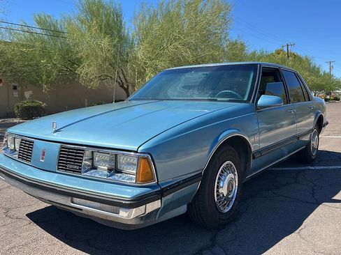 Used 1990 Oldsmobile 88 Royale Brougham image 3