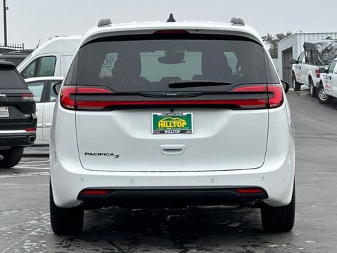 New 2026 Chrysler Pacifica Select image 6