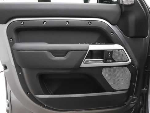 Used 2023 Land Rover Defender 130 X-Dynamic SE image 9