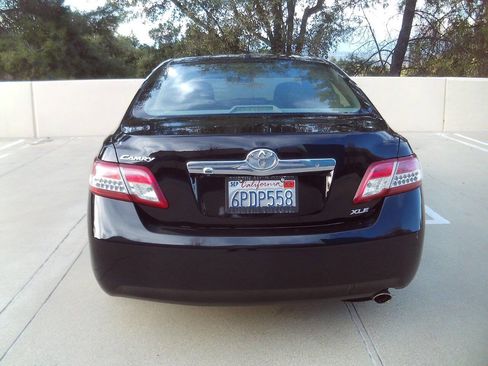 Used 2011 Toyota Camry LE FWD image 4