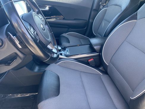 Used 2020 Kia Niro EX image 17