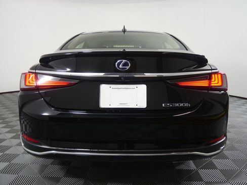 Used 2019 Lexus ES 300h w/ Luxury Package image 4