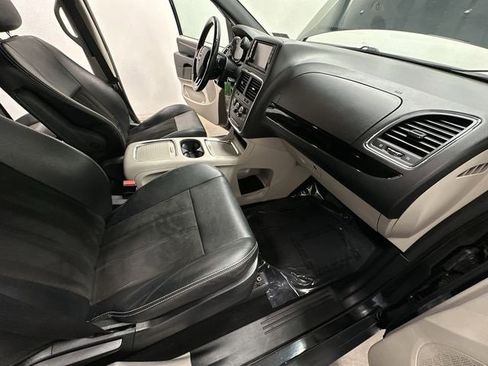 Used 2020 Dodge Grand Caravan SXT image 19