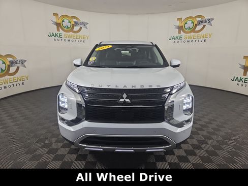 Used 2024 Mitsubishi Outlander AWD image 2