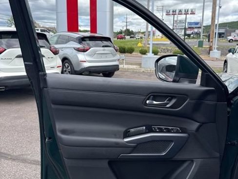 Certified 2024 Nissan Pathfinder SL w/ Black Appearance Package AWD/4WD image 9