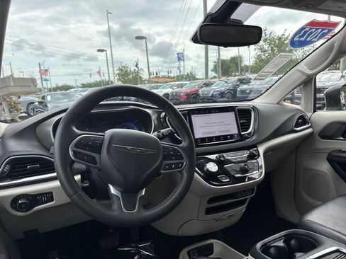 Used 2023 Chrysler Pacifica Touring-L FWD image 19