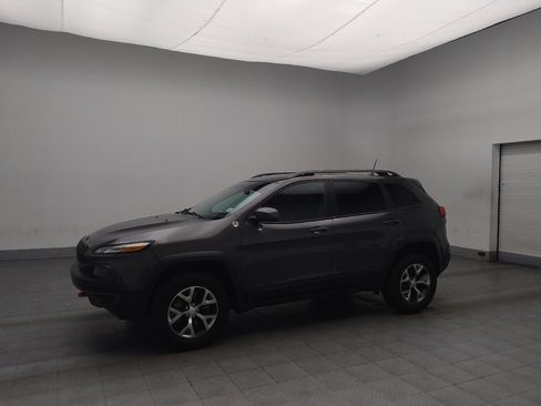 Used 2018 Jeep Cherokee Trailhawk image 2