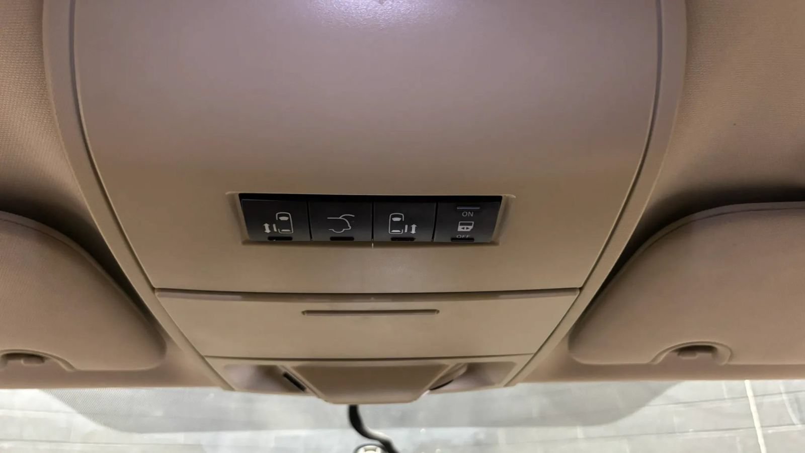 Used 2014 Chrysler Town & Country Touring FWD image 10