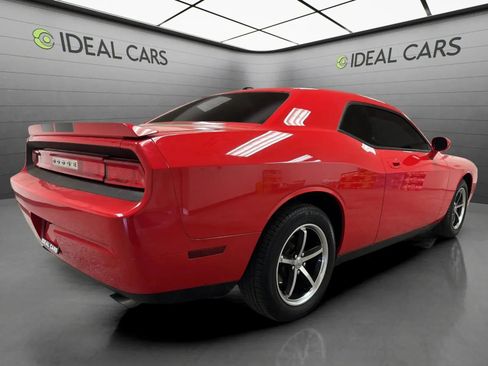 Used 2010 Dodge Challenger SE RWD image 4