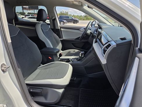 Used 2025 Volkswagen Taos SE FWD image 19