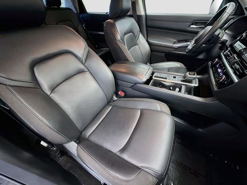 Used 2025 Nissan Pathfinder SL FWD image 15