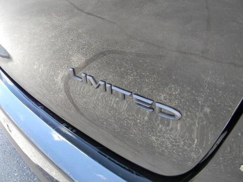 Used 2025 Chrysler Pacifica Limited FWD image 7