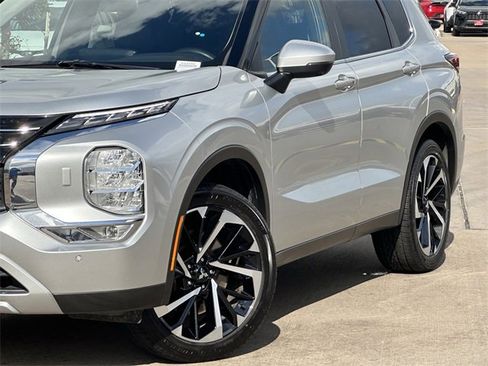 Used 2024 Mitsubishi Outlander SE image 3