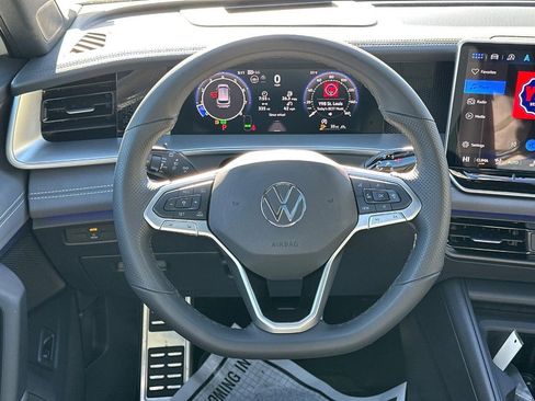 Used 2025 Volkswagen Tiguan SE R-Line image 13