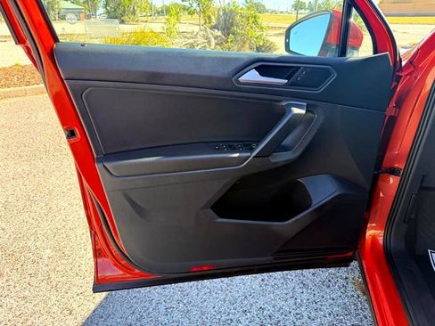 Used 2019 Volkswagen Tiguan SE image 11