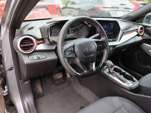 Used 2025 Chevrolet Trax RS FWD image 16