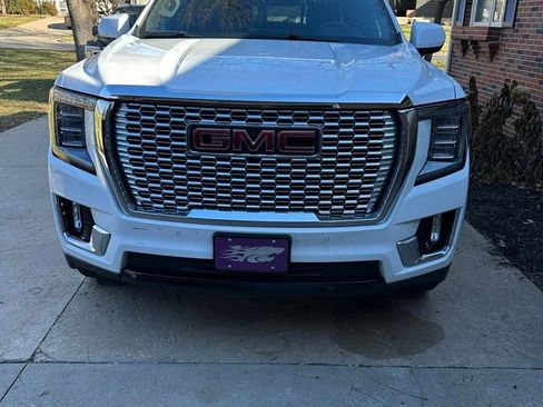 Used 2022 GMC Yukon XL SLE w/ Gmc Pro Safety Plus Package image 2