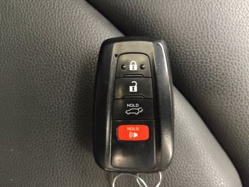 Used 2021 Toyota Highlander XLE FWD image 32