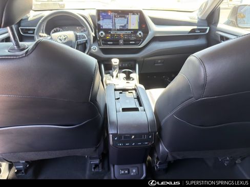 Used 2022 Toyota Highlander Platinum FWD image 31