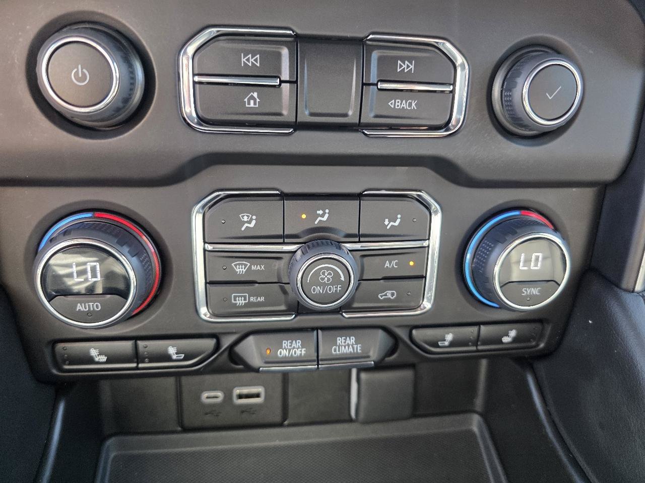 Used 2023 Chevrolet Tahoe Z71 w/ Luxury Package AWD/4WD image 18