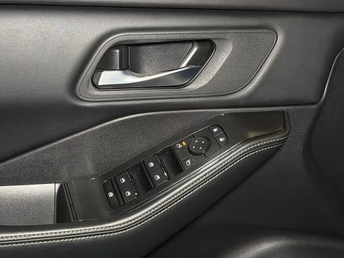 Used 2025 Nissan Rogue SV AWD/4WD image 19