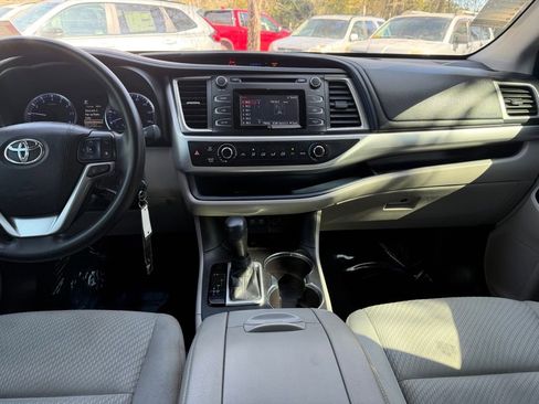 Used 2019 Toyota Highlander LE image 13