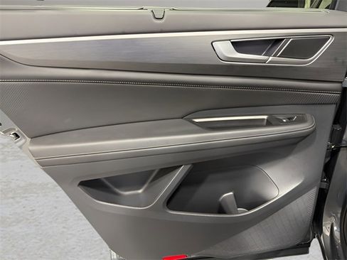 Used 2025 Volkswagen Atlas Cross Sport SE image 25