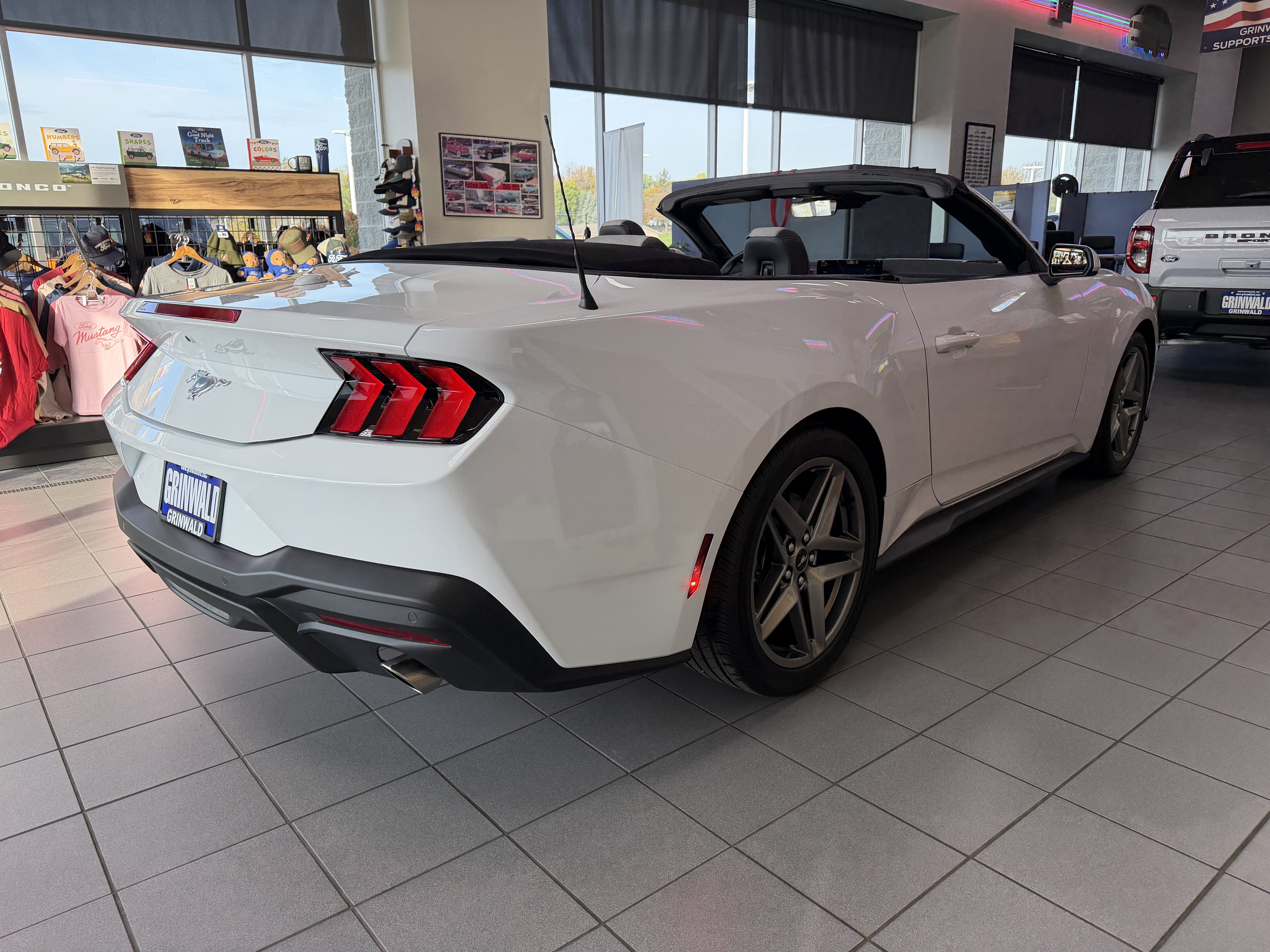 Used 2025 Ford Mustang Convertible RWD image 10