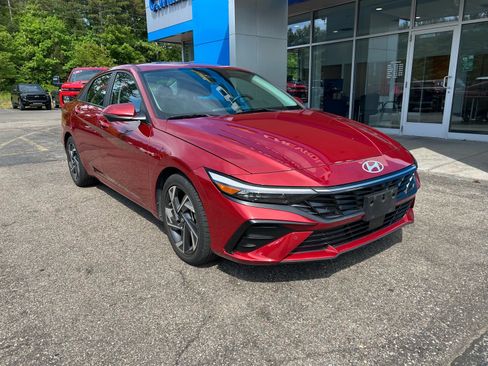 Used 2024 Hyundai Elantra Limited FWD image 2